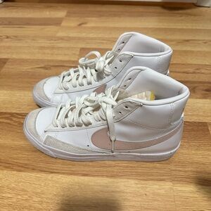 Nike Women's Sneakers in White and Pink